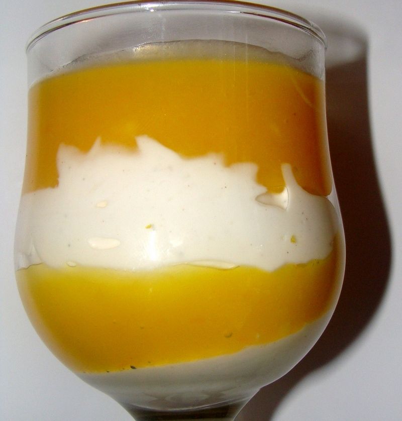 Deser z musem morelowym Deser z musem morelowym