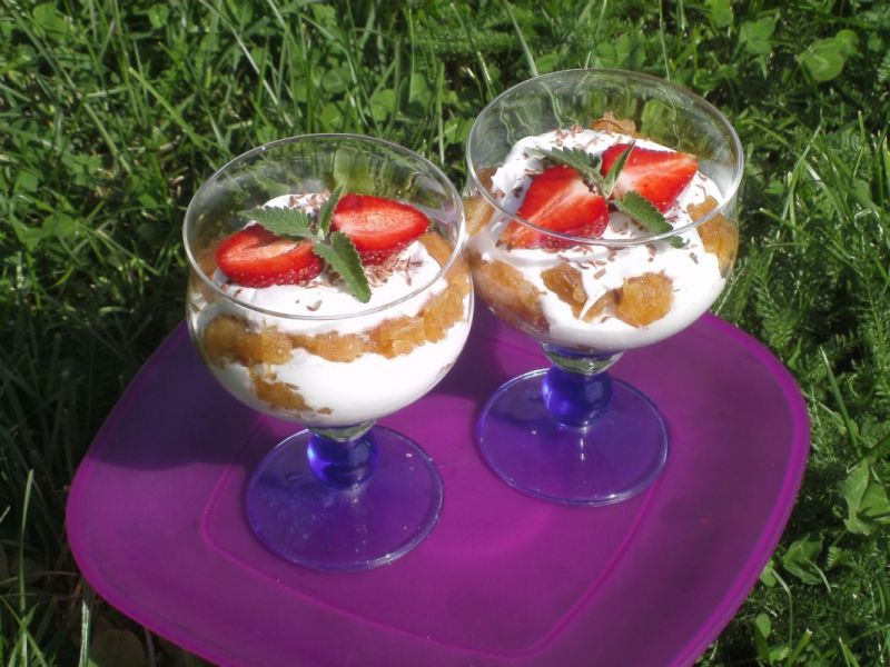 Deser z musem rabarbarowym i bitą śmietaną