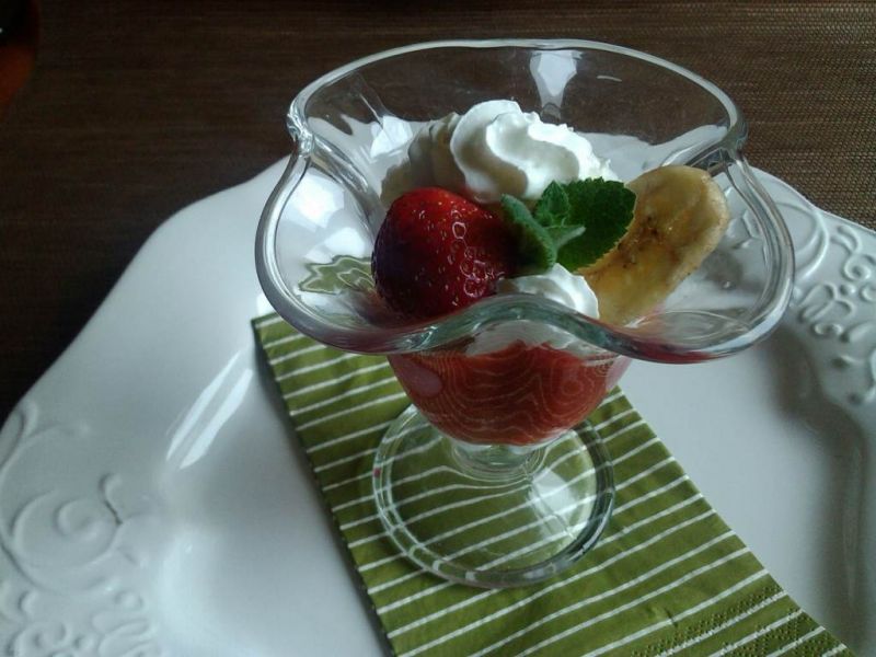 Deser z musem truskawkowym i bananowymi chipsami