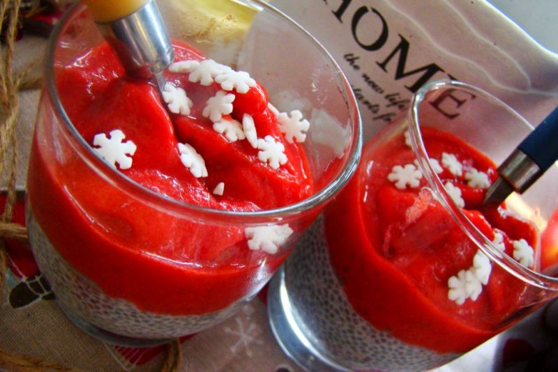 Deser z nasion chia z sorbetem truskawkowym Deser z nasion chia z sorbetem truskawkowym