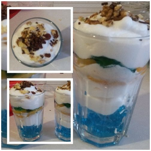 Deser z niebieską galaretką Deser z niebieską galaretką