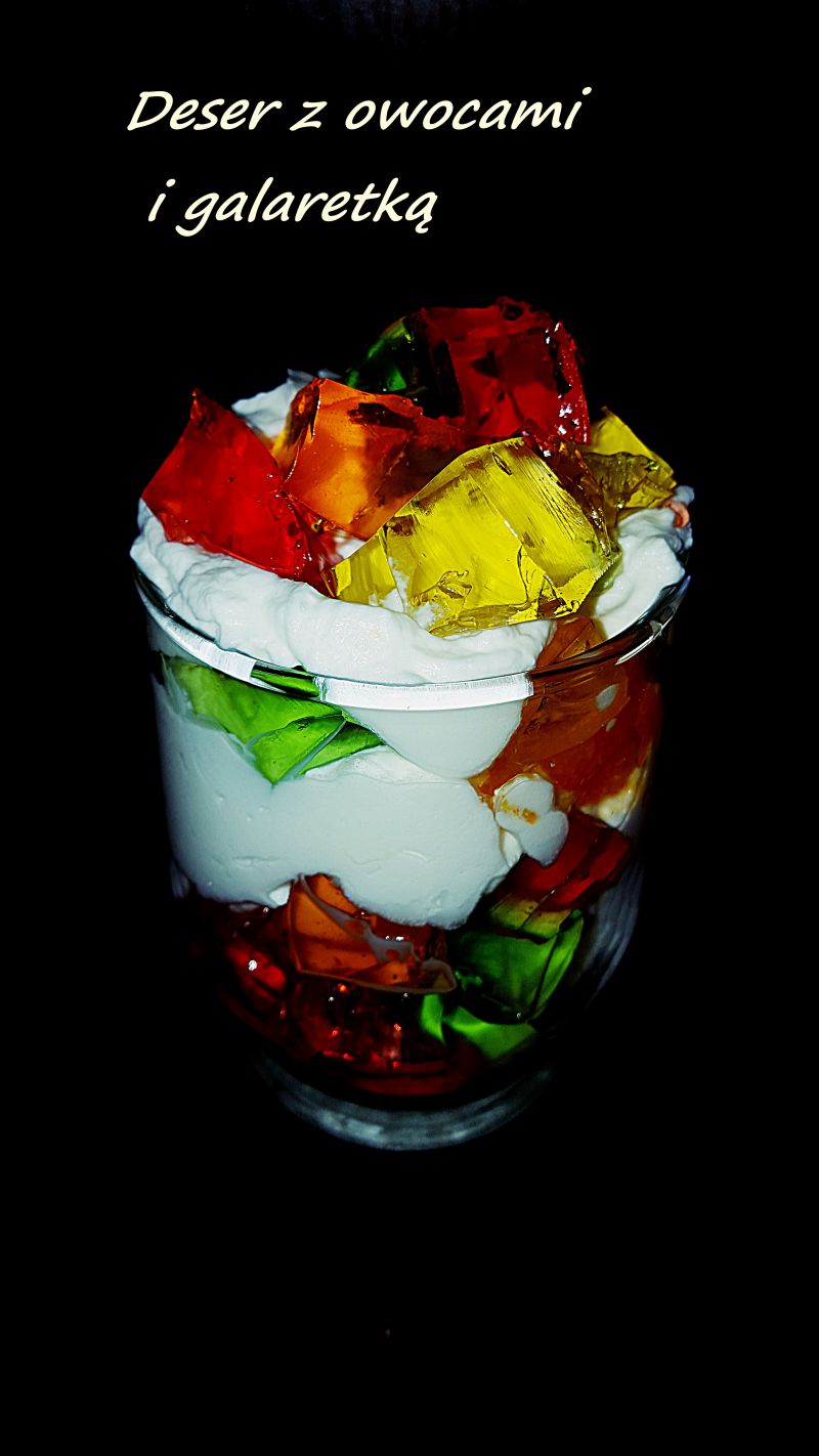 Deser z owocami i galaretką