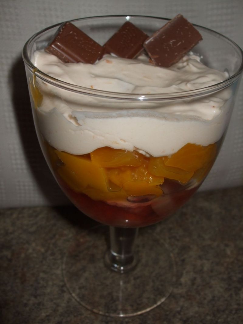 Deser z owocami i galaretką pod serkiem mascarpone