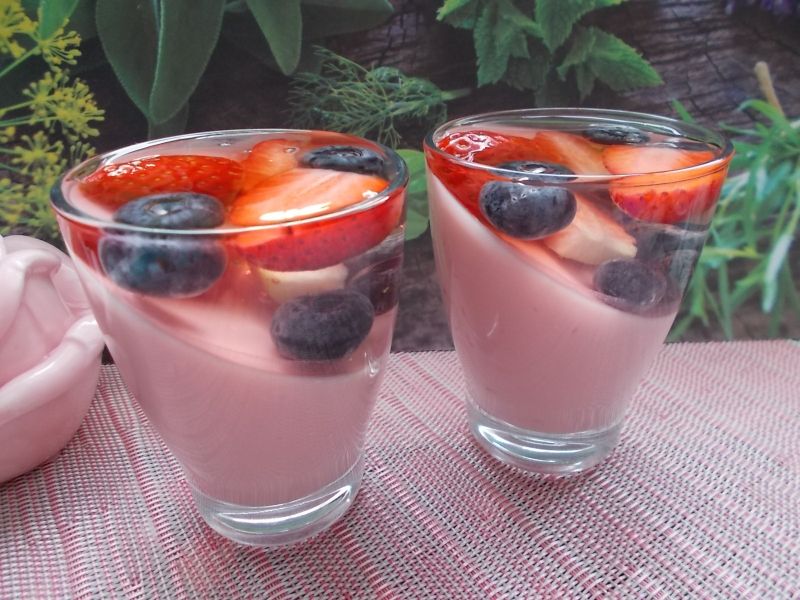 Deser z owocami i galaretkami