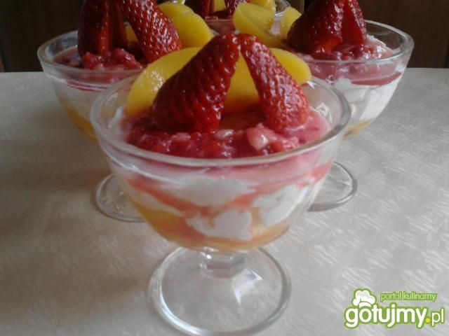 Deser z owocami i mascarpone Deser z owocami i mascarpone