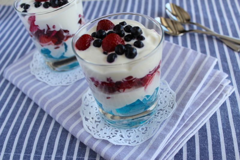 Deser z owocami lata i galaretką Deser z owocami lata i galaretką