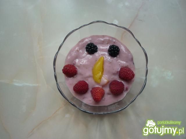 Deser z owoców i jogurtu