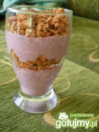 Deser z owocowego jogurtu i musli Deser z owocowego jogurtu i musli