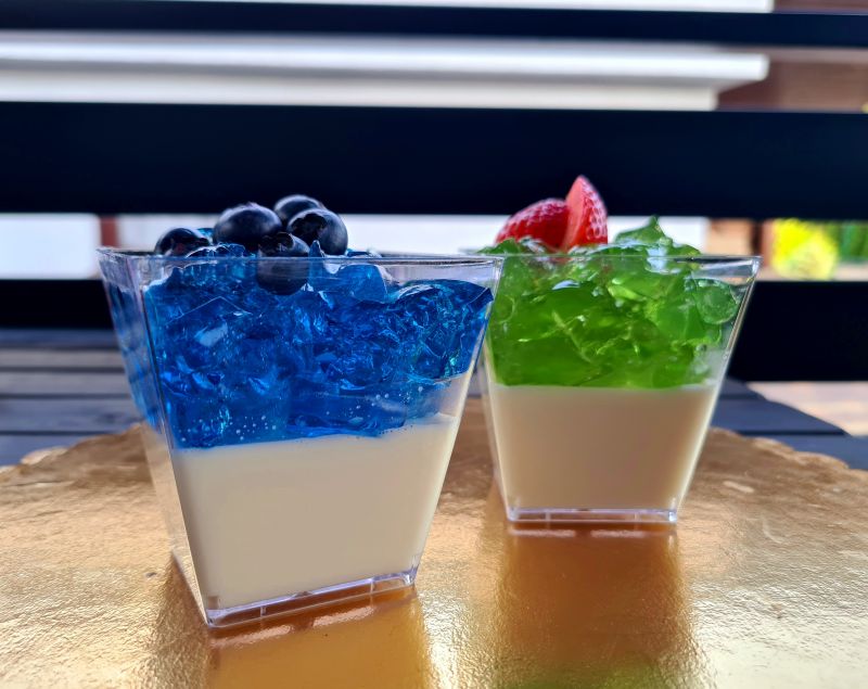 Deser z panna cottą i galaretką