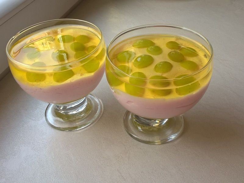 Deser z pianką z galaretki i mleka Deser z pianką z galaretki i mleka