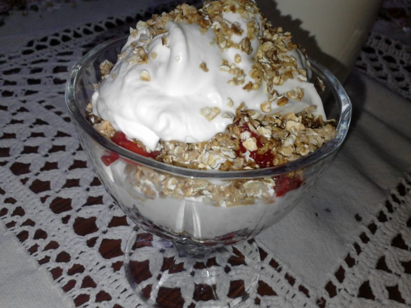 Deser z płatkami i truskawkami