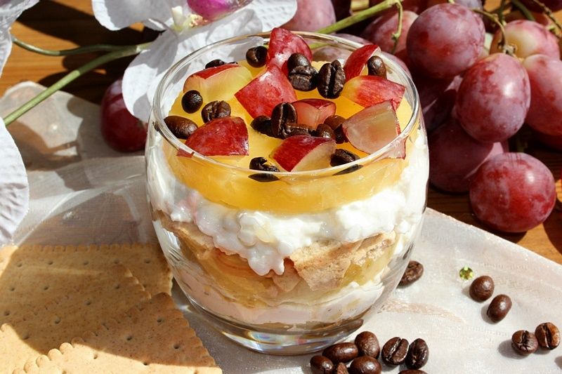 Deser z serka wiejskiego z ananasem i nutą kawy 