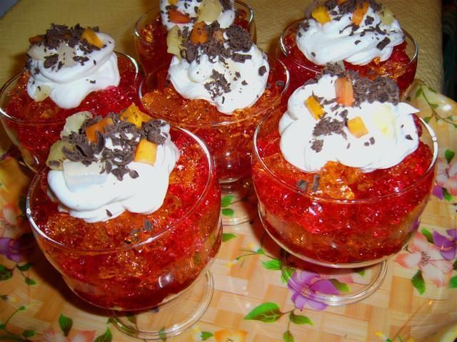 Deser z siekanej galaretki