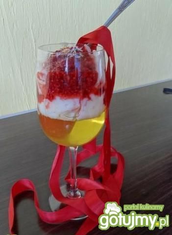 Deser z sosem malinowym Deser z sosem malinowym