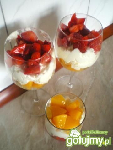 Deser z truskawek i brzoskwiń Deser z truskawek i brzoskwiń