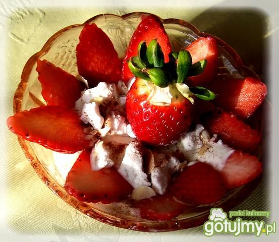 Deser z truskawkami i bezą w piance.