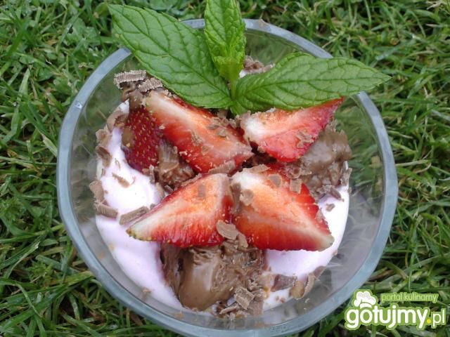 Deser z truskawkami i czekoladą