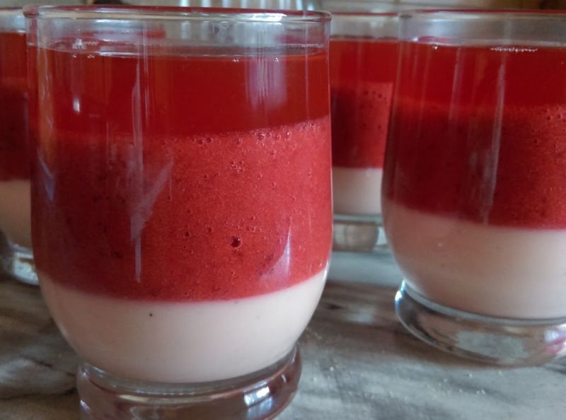 Deser z truskawkami i galaretką