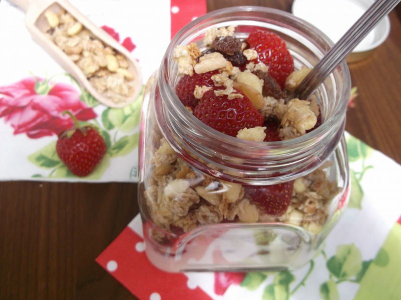Deser z truskawkami,musli i jogurtem w słoiku Deser z truskawkami,musli i jogurtem w słoiku