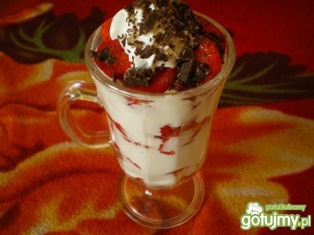 Deser z truskawkami,śmietaną i czekoladą