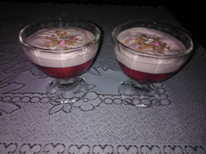 Deser z truskawkami w galaretce