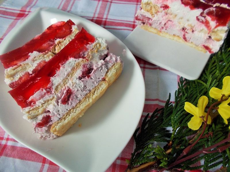 Deser z truskawkami z konfiturą na herbatnikach