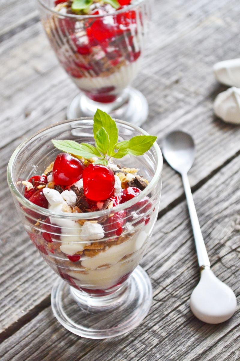 Deser z wiśniami i musli Deser z wiśniami i musli