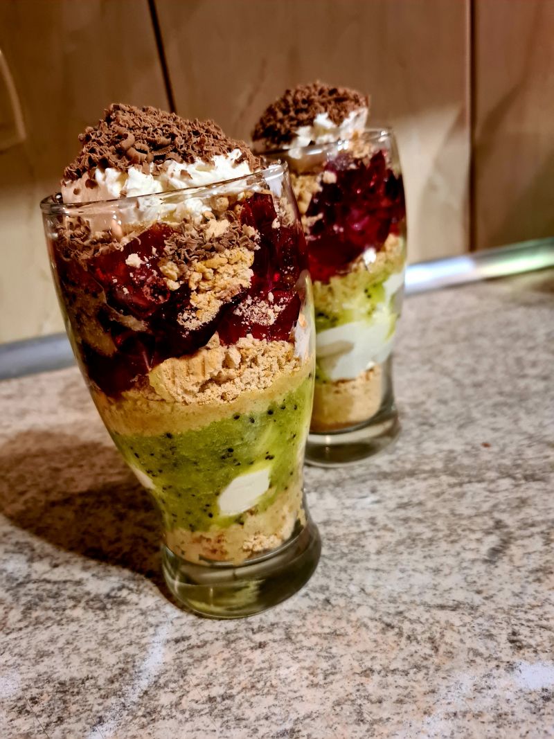 Deser ze śmietaną i herbatnikami