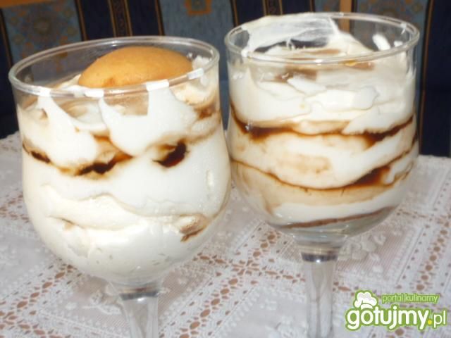 Deser ze śmietanką i kawą rozpuszczalną