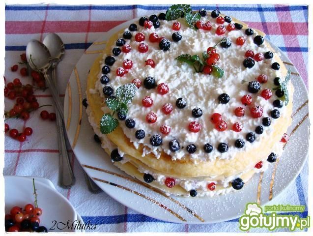 Deser ze świeżymi jagodami