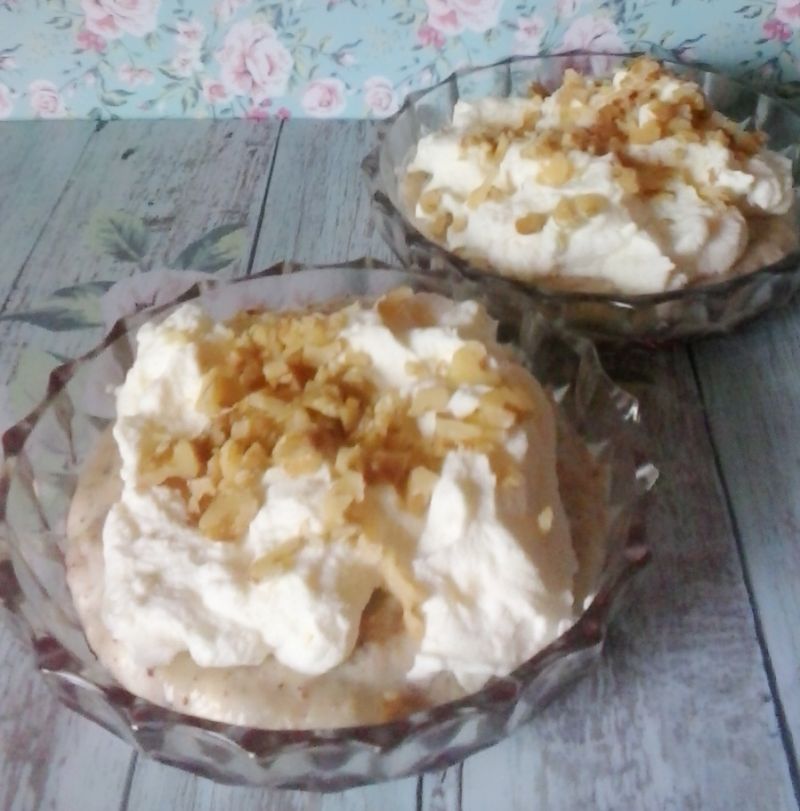 Deserek budyniowy z orzechami i galaretką