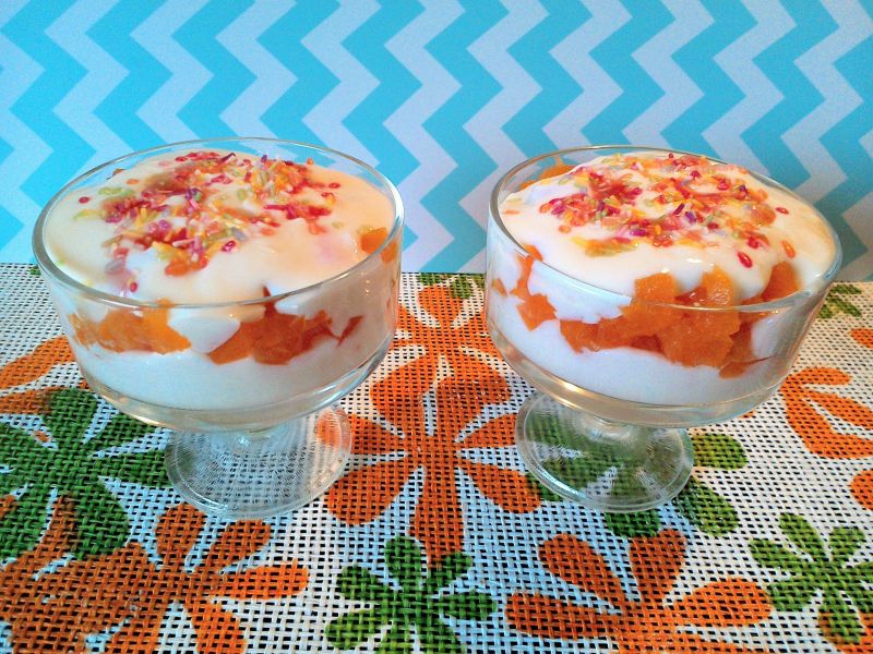 Deserek jogurtowy z galaretką marchewką