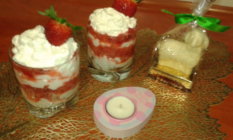 Deserek śmietankowy z mascarpone i truskawkami