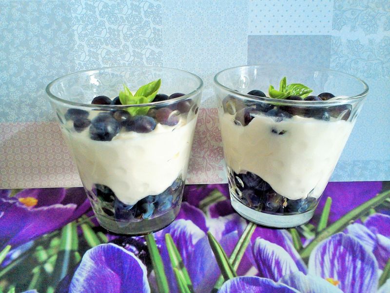 Deserek winogronowy z jogurtem 