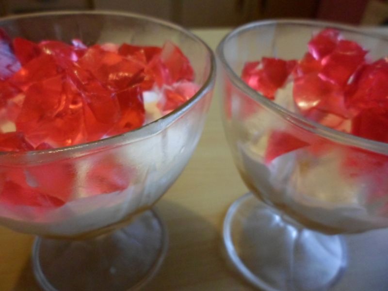 Deserek z bitą śmietaną i orzeszkami