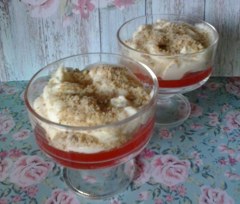 Deserek z galaretki, śmietany i musu jabłkowego