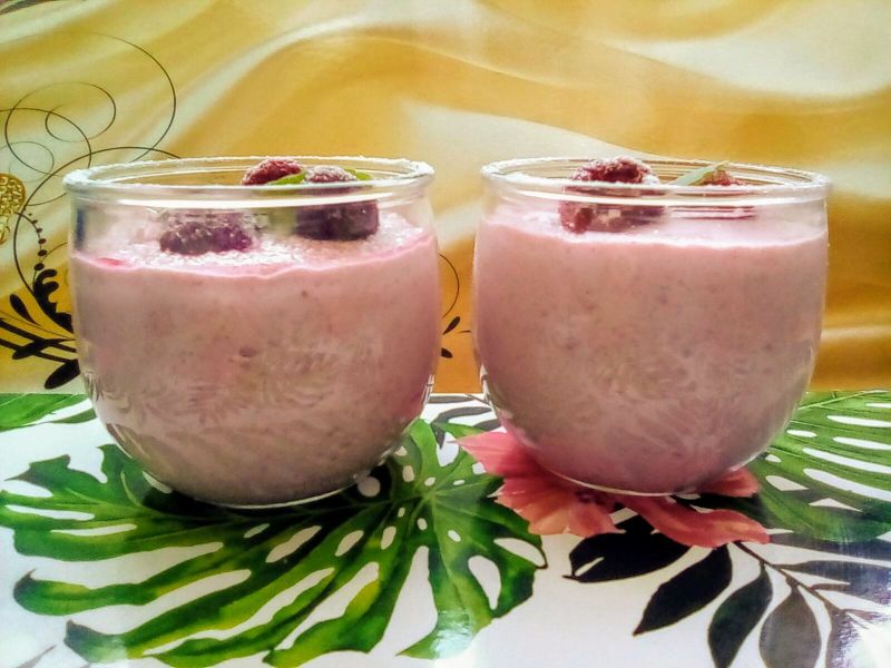 Deserek z mrożonych malin z jogurtem i twarożkiem