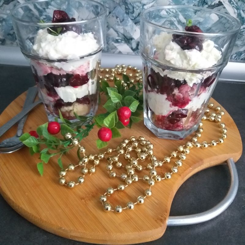 Deserek z odzysku z wiśniami  w spirytusie Deserek z odzysku z wiśniami  w spirytusie