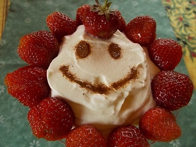 Deserek z serkiem i truskawkami Deserek z serkiem i truskawkami