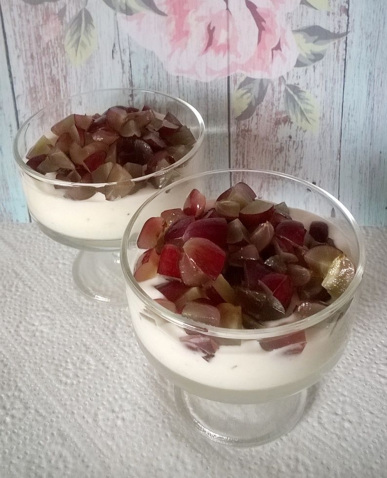 Deserek z winogronami i jogurtem stracciatella