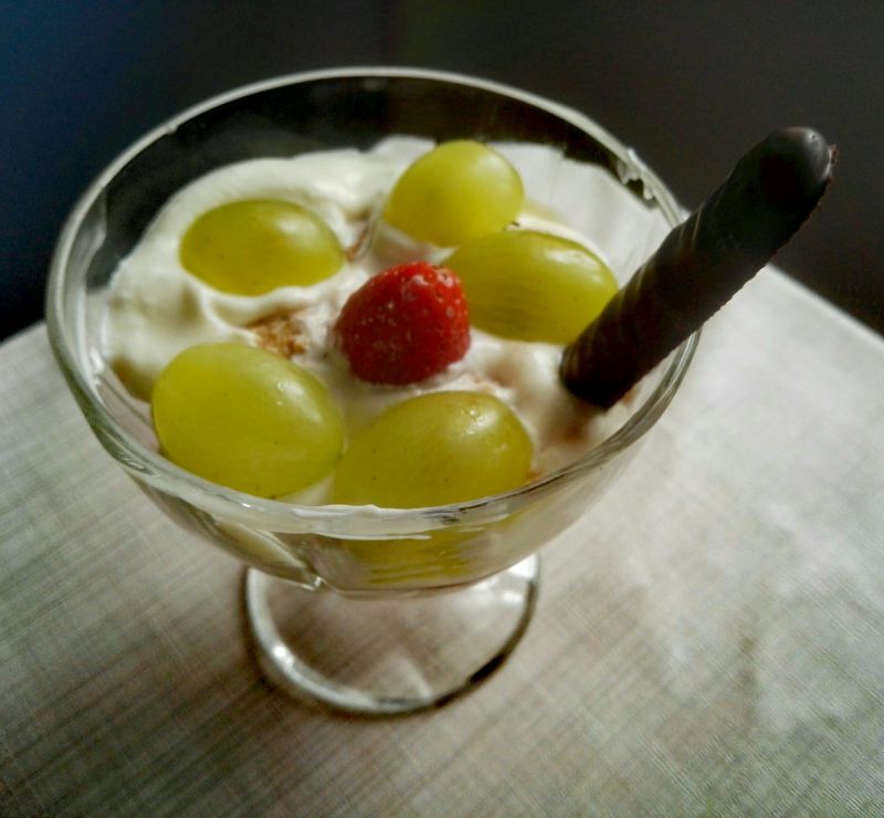 Deserki z owocami i bitą śmietaną Deserki z owocami i bitą śmietaną