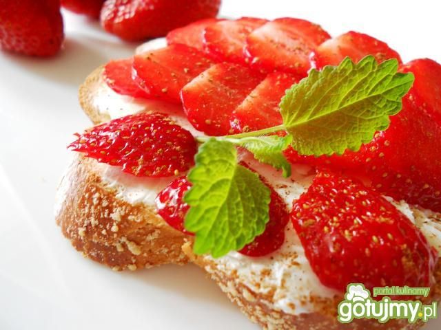 Deserowa kanapka z truskawkami Deserowa kanapka z truskawkami