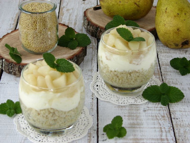 Desery jaglane z gruszką karmelizowaną Desery jaglane z gruszką karmelizowaną