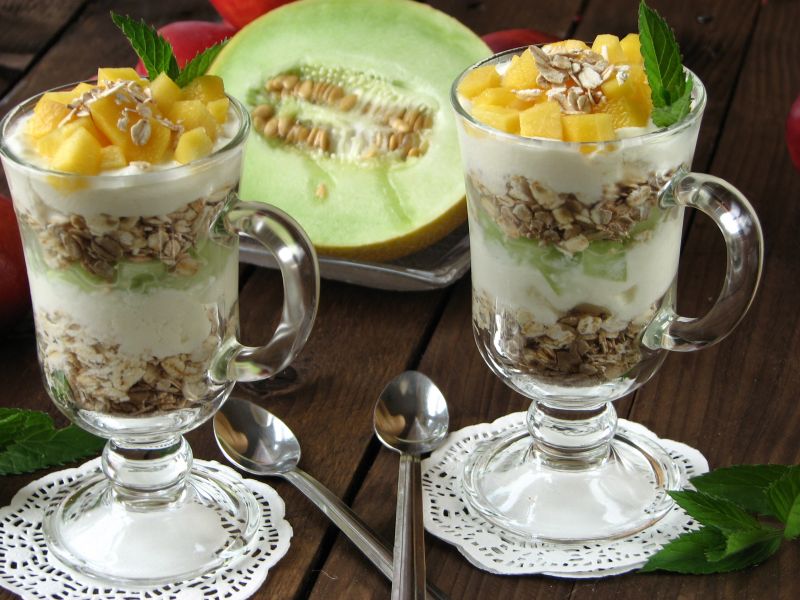 Desery jogurtowe z płatkami owsianymi