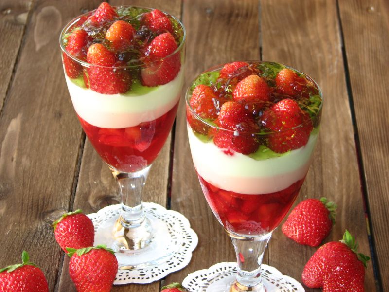 Desery truskawkowo-jogurtowe