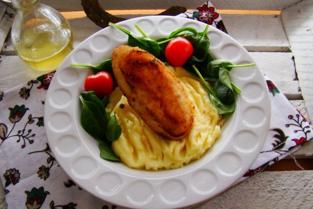 Devolay z masełkiem natką pietruszki na puree z zi