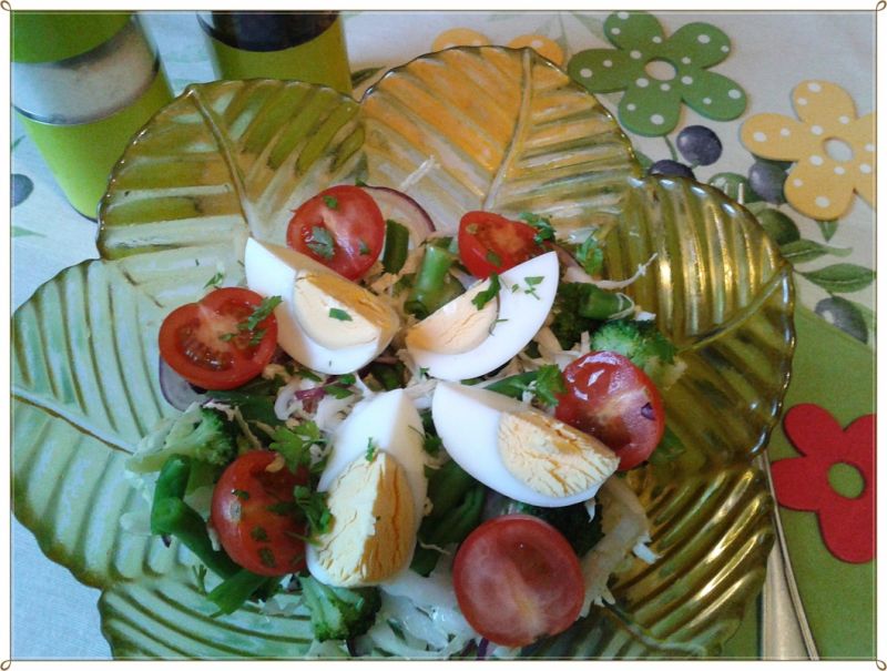 Dietetyczna sałatka w kolorach wiosny