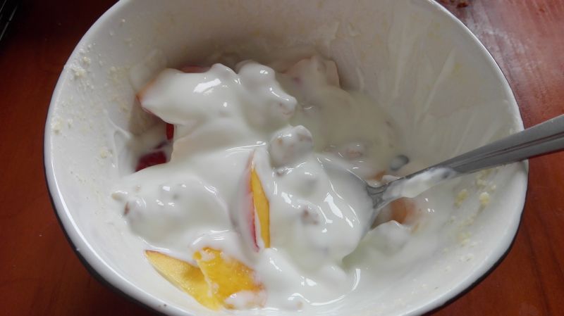 Dietetyczna sałatka z musli i owocem na kolację