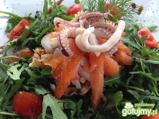 Dietetyczna sałatka z owoców morza.