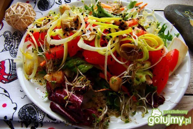 Dietetyczna sałatka  z porem i oliwkami 